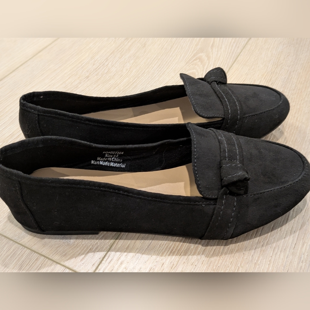 Journee Women's Black Loafers